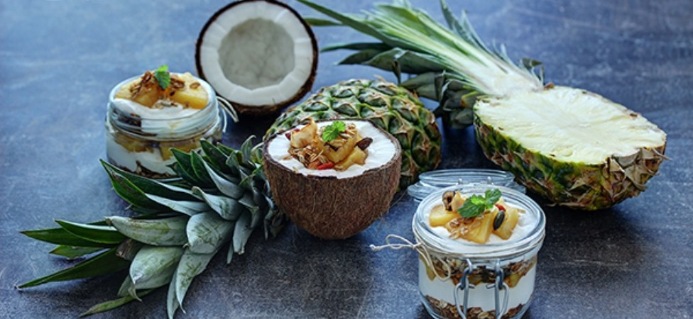 Domaća granola (musli) sa flambiranim ananasom i šlagom od kokosovog mleka