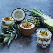 Domaća granola (musli) sa flambiranim ananasom i šlagom od kokosovog mleka