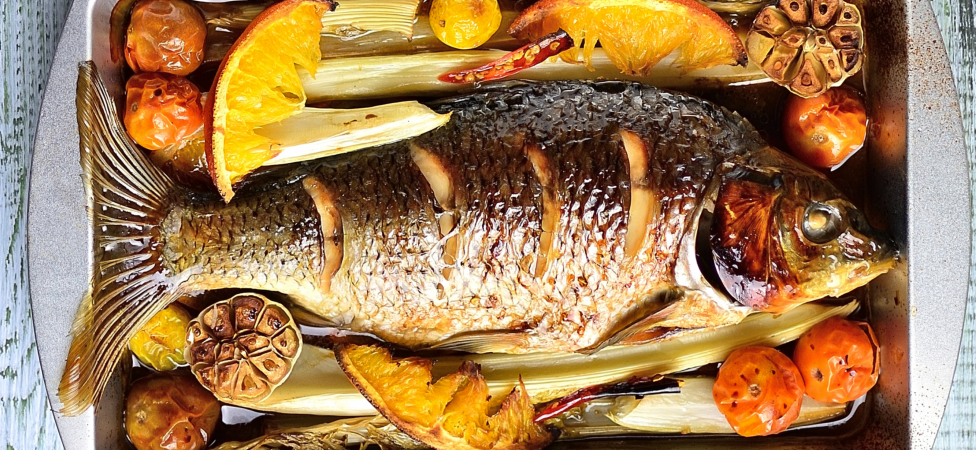 Pečeni šaran s belim lukom