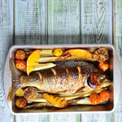 Pečeni šaran s belim lukom