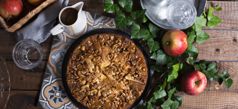 Kolač sa jabukama i karamel sosom