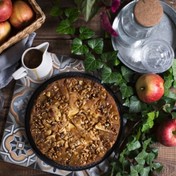 Kolač sa jabukama i karamel sosom