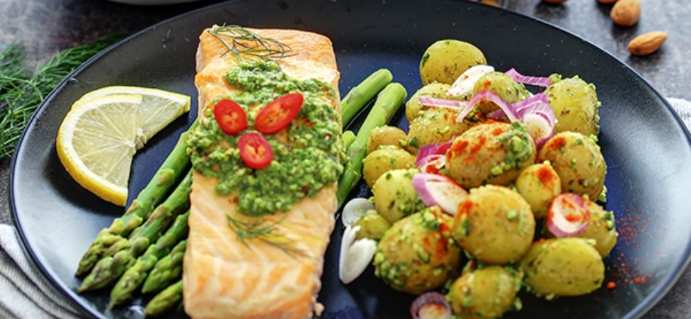 Krompir salata sa pestom od mladog spanaća + losos sa šparglama