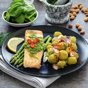 Krompir salata sa pestom od mladog spanaća + losos sa šparglama