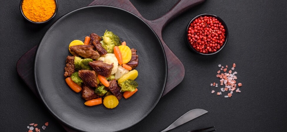 Junetina sa povrćem u vinu