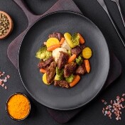 Junetina sa povrćem u vinu