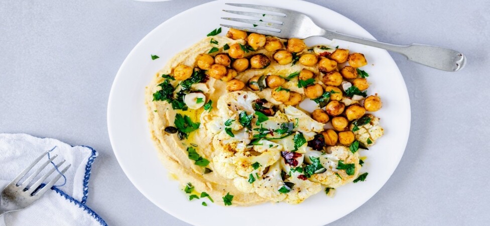 Pečeno povrće sa leblebijom i dresingom od humusa