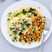 Pečeno povrće sa leblebijom i dresingom od humusa