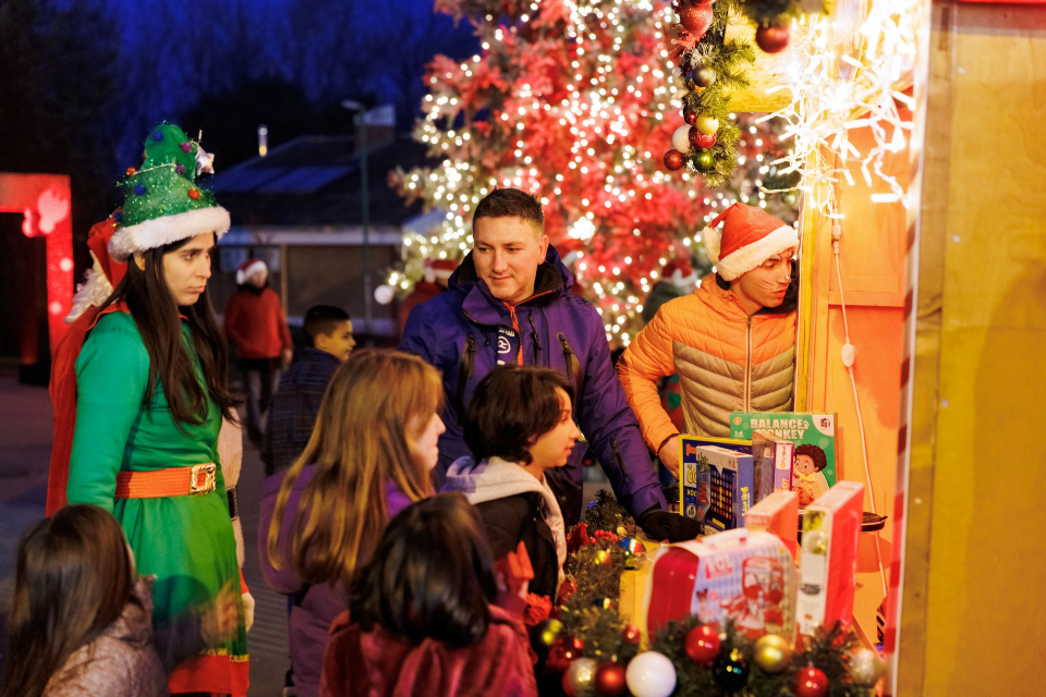 Volimo praznike jer volimo jedni druge_Podela paketića u Dečjem selu u Sremskoj Kamenici 960x640