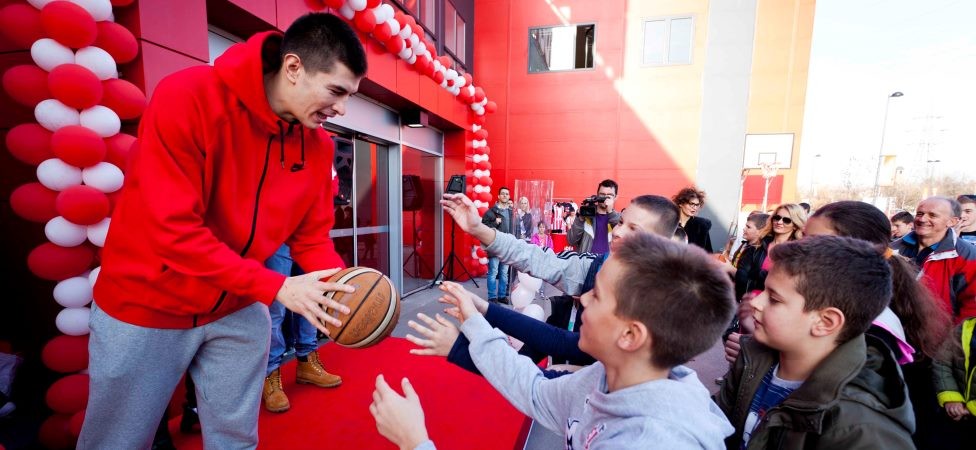 Ivan Ivanović i košarkaši Crvene zvezde posetili IDEA prodavnicu
