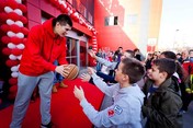 Ivan Ivanović i košarkaši Crvene zvezde posetili IDEA prodavnicu