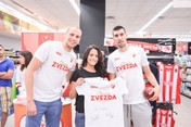 Košarkaši Crvene Zvezde posetili IDEA super prodavnicu