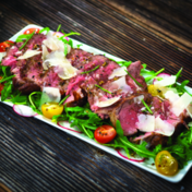 Juneći odrezak sa prilogom od rukole i plavog sira 