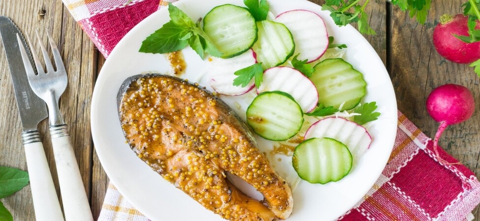 Losos pečen u rerni sa marinadom od meda i senfa