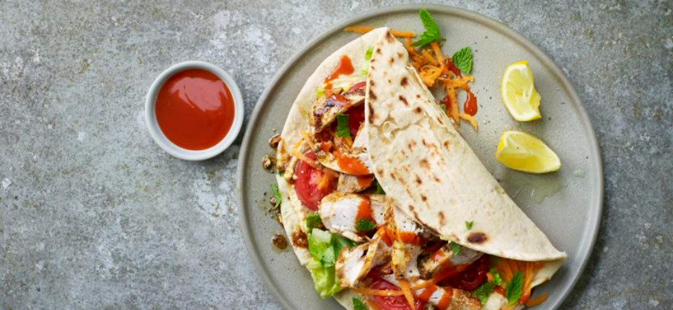 Ravni hleb sa piletinom i caciki sosom