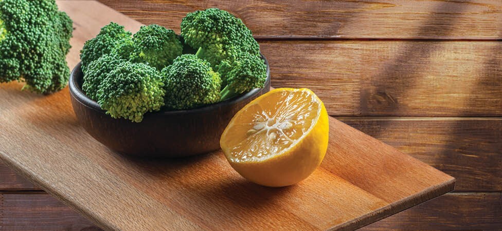 Brokoli u sosu od pečenog limuna i belog luka