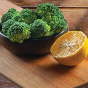 Brokoli u sosu od pečenog limuna i belog luka