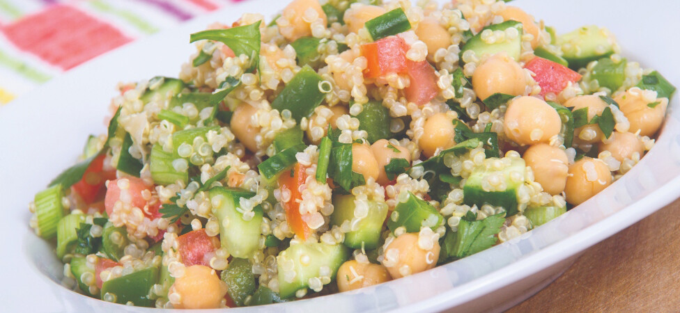 Salata od kinoe i leblebije sa dresingom od pečenog belog luka 