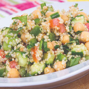 Salata od kinoe i leblebije sa dresingom od pečenog belog luka 