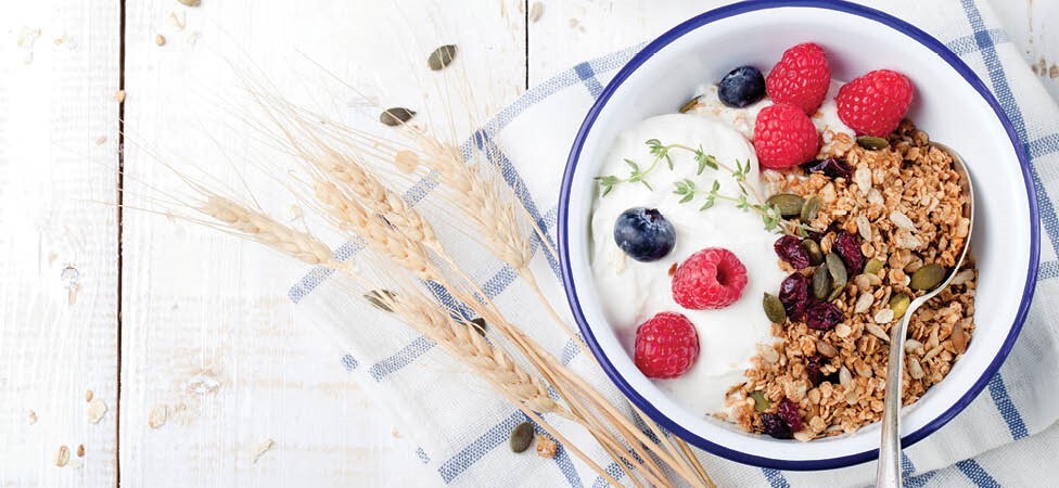Grčki jogurt sa voćem i kikiriki puterom