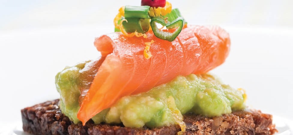 Mini sendviči sa avokadom i dimljenim lososom