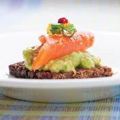 Mini sendviči sa avokadom i dimljenim lososom