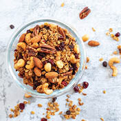 Parfe sa granolom, malinama i borovnicama