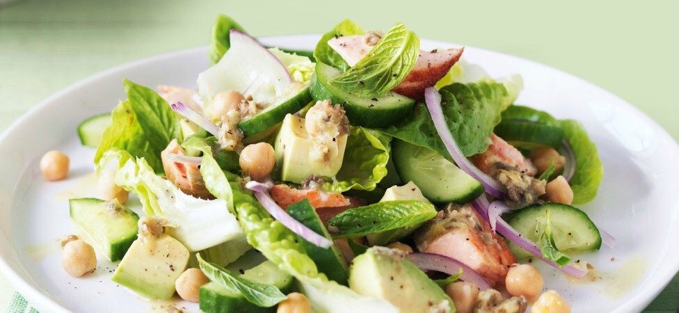 Salata sa avokadom i dimljenim lososom