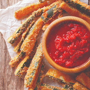 Štapići od tikvica sa umakom od pečene paprike 