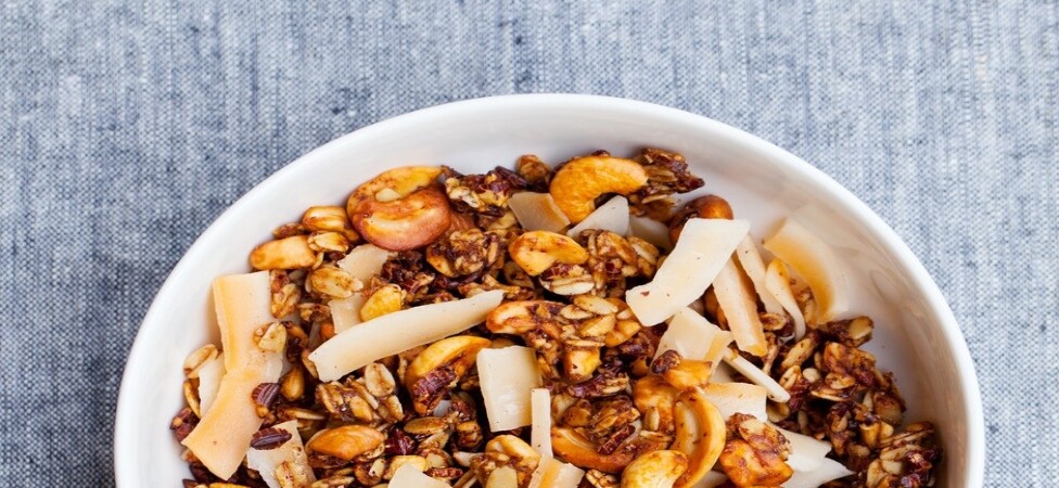 Granola s korom voća i orašastim plodovima