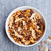 Granola s korom voća i orašastim plodovima