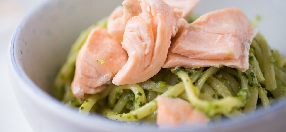 Špagete sa sosom pesto genovese i lososom