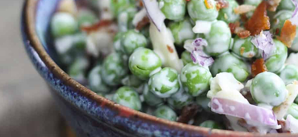 Kremasta salata sa slaninom, graškom i sirom