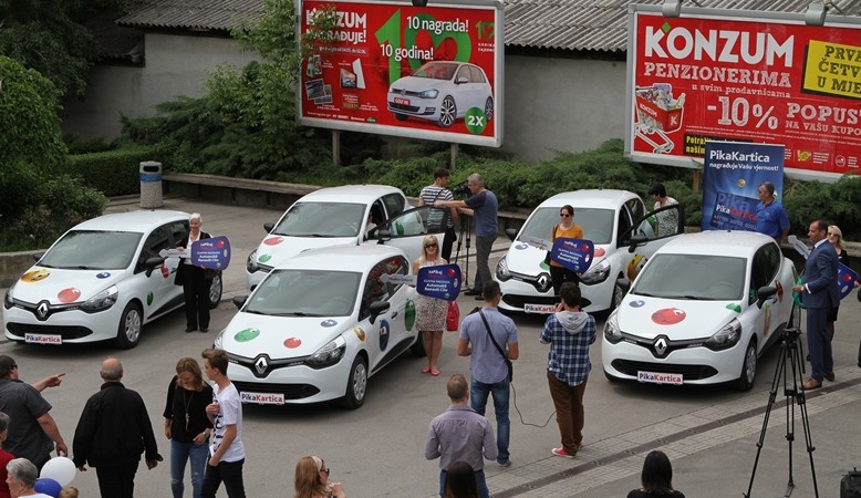 Pet najsretnijih korisnika Pika Kartice preuzelo ključeve novog Renault Clia